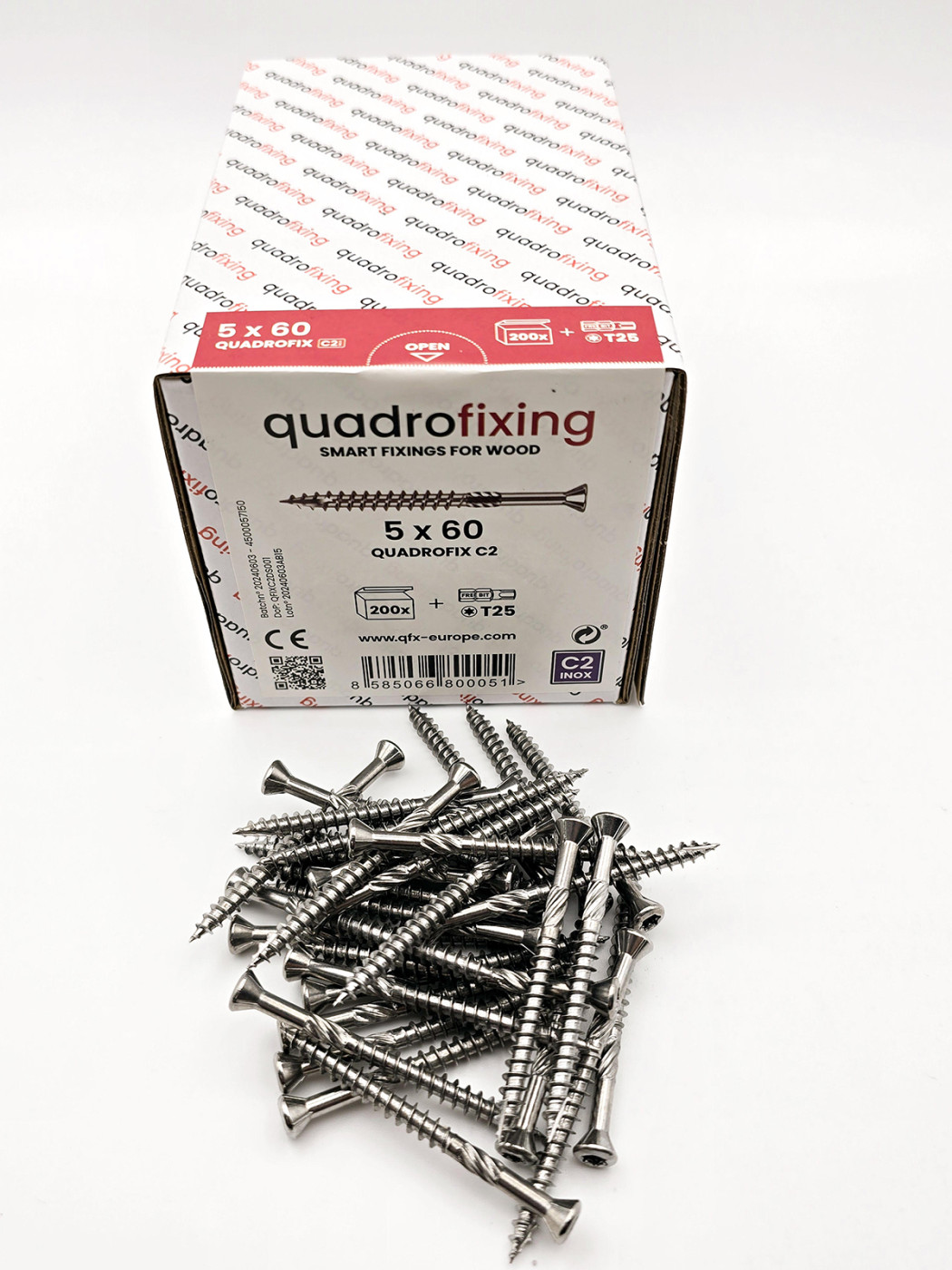 Nerezové vruty QUADROFIX C2 5x60 mm, balení 200 ks s bitem TORX, detail balení a rozložených vrutů před krabicí