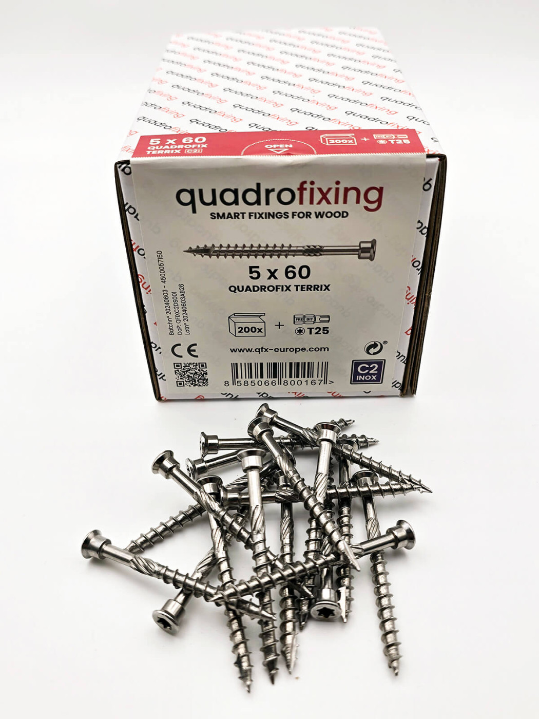 Nerezové vruty QUADROFIX TERRIX 5x60 mm, balení 200 ks s bitem TORX, detail balení a vysypaných vrutů před krabicí.